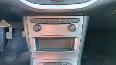Opel Astra 2021 - 10500 EUR, 120000 km - AUTO.MOTO.pt - 120000km - foto 7 de 10