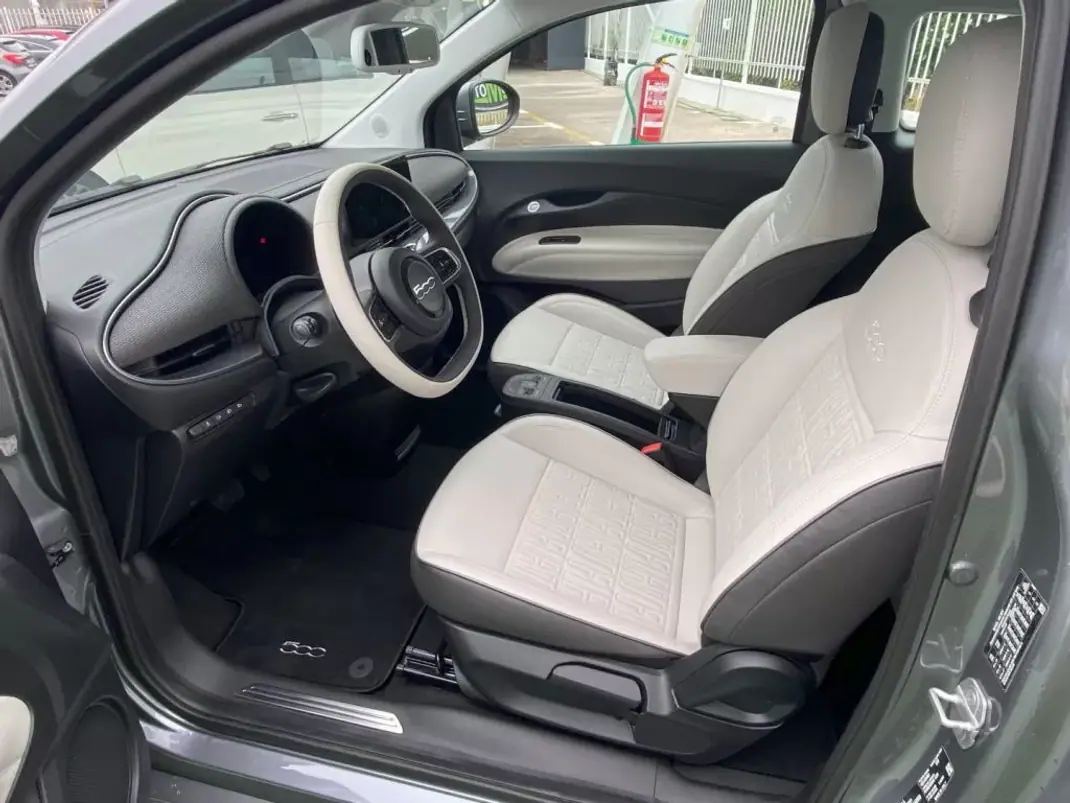 Fiat 500 2024 - 29800 EUR, 17523 km - AUTO.MOTO.pt - 17523km - foto 9 de 19