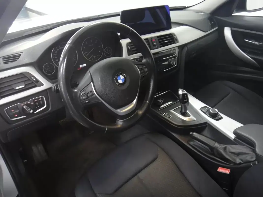 BMW 318 2013 - 13990 EUR, 157000 km - AUTO.MOTO.pt - 157000km - foto 8 de 27