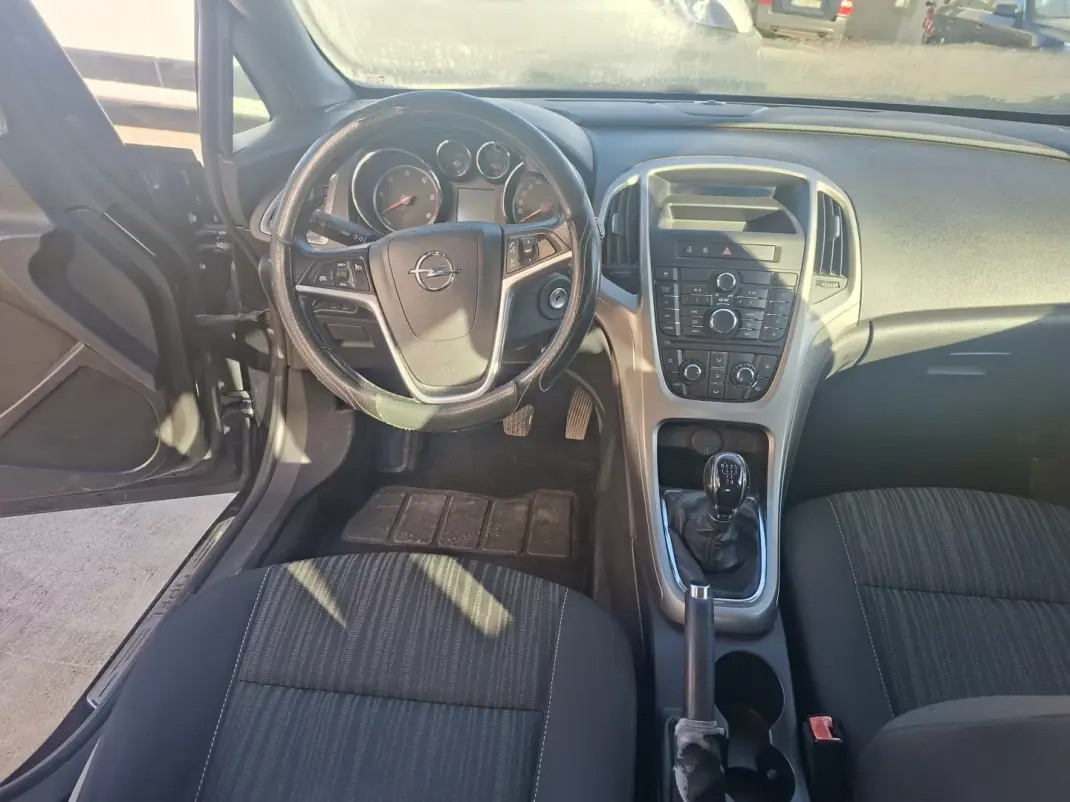 Opel Astra 2010 - 4760 EUR, 250168 km - AUTO.MOTO.pt - 250168km - foto 8 de 15