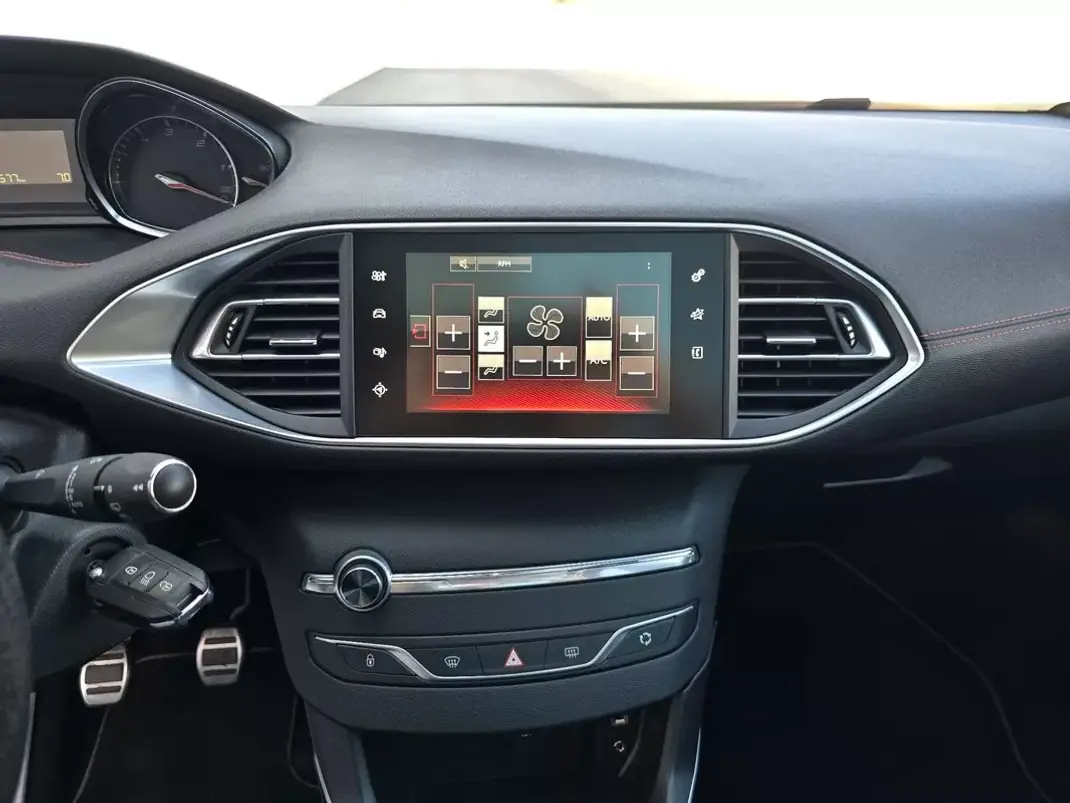 Peugeot 308 SW 2017 - 13750 EUR, 136500 km - 136500km - foto 17 de 36
