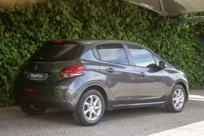 Peugeot 208 2015 - 9900 EUR, 153000 km - AUTO.MOTO.pt - 153000km - foto 8 de 16