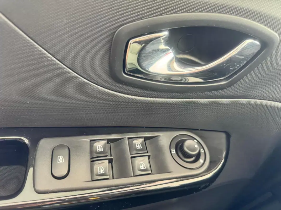 Renault Captur 2014 - 11990 EUR, 183000 km - AUTO.MOTO.pt - 183000km - foto 6 de 12