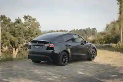 Tesla Model Y 2023 - 34500 EUR, 50000 km - AUTO.MOTO.pt - 50000km - foto 2 de 5