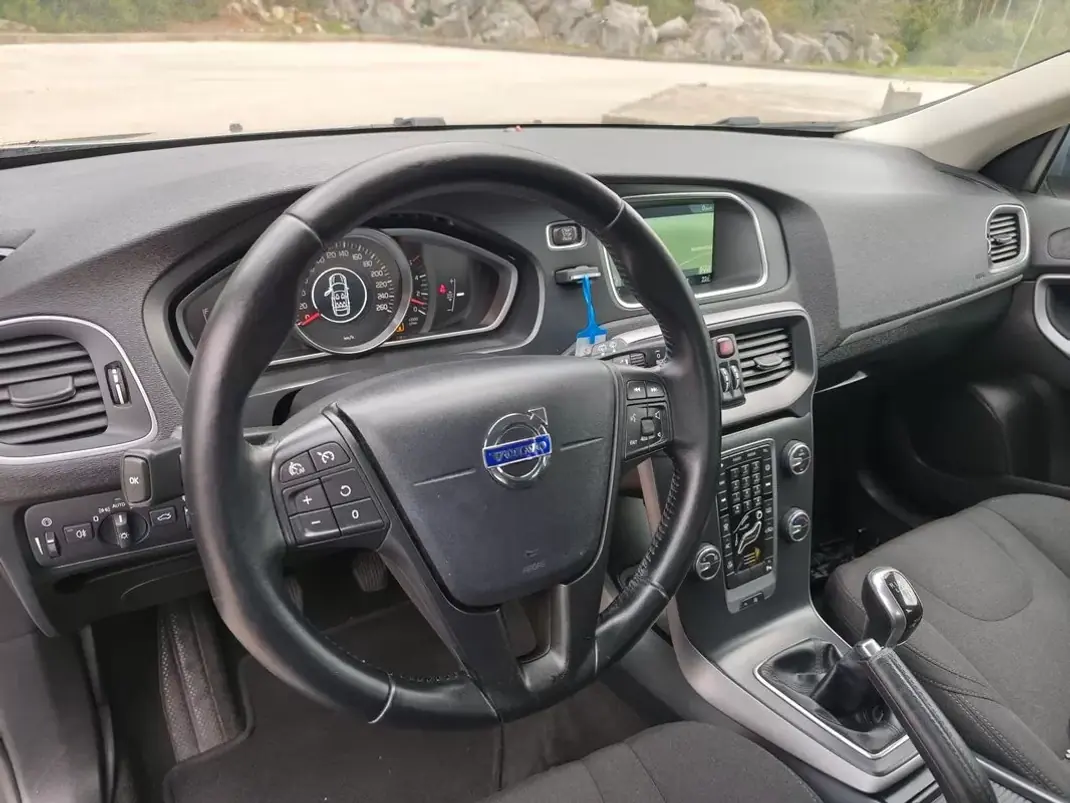 Volvo V40 2014 - 9900 EUR, 177500 km - AUTO.MOTO.pt - 177500km - foto 15 de 19