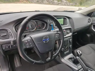 Volvo V40 2014 - 9900 EUR, 177500 km - AUTO.MOTO.pt - 177500km - foto 15 de 19