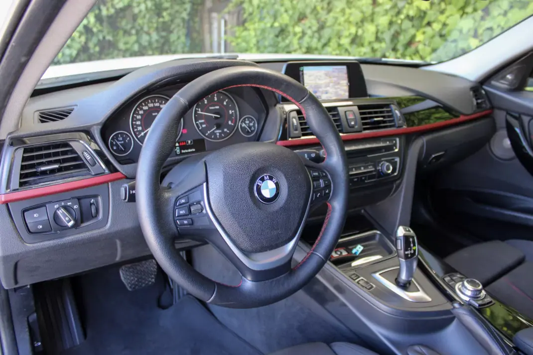 BMW 318 2014 - 15900 EUR, 144000 km - 144000km - foto 11 de 18