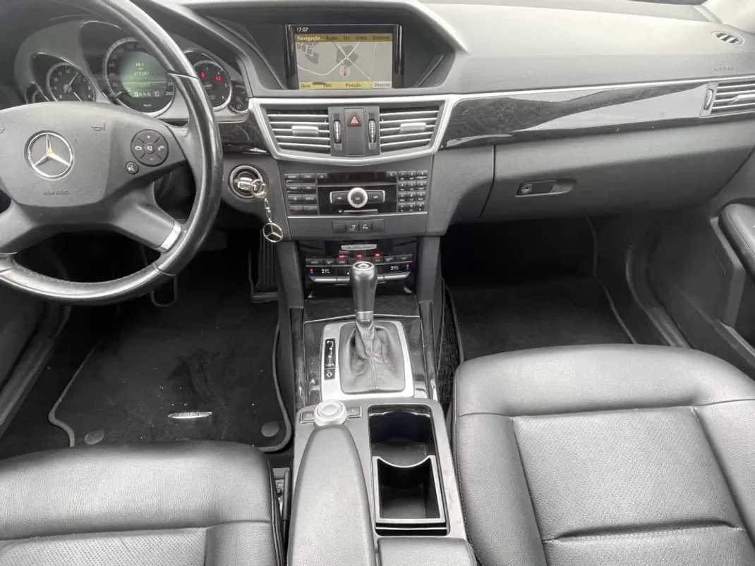 Mercedes-Benz E 250 2010 - 13950 EUR, 277830 km - AUTO.MOTO.pt - 277830km - foto 9 de 12