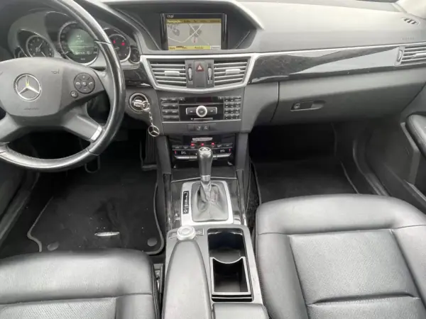 Mercedes-Benz E 250 2010 - 13950 EUR, 277830 km - AUTO.MOTO.pt - 277830km - foto 9 de 12