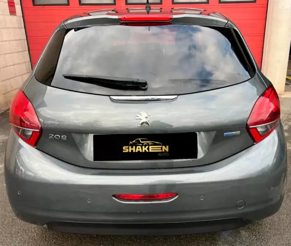 Peugeot 208 2017 - 8550 EUR, 102499 km - AUTO.MOTO.pt - 102499km - foto 5 de 10