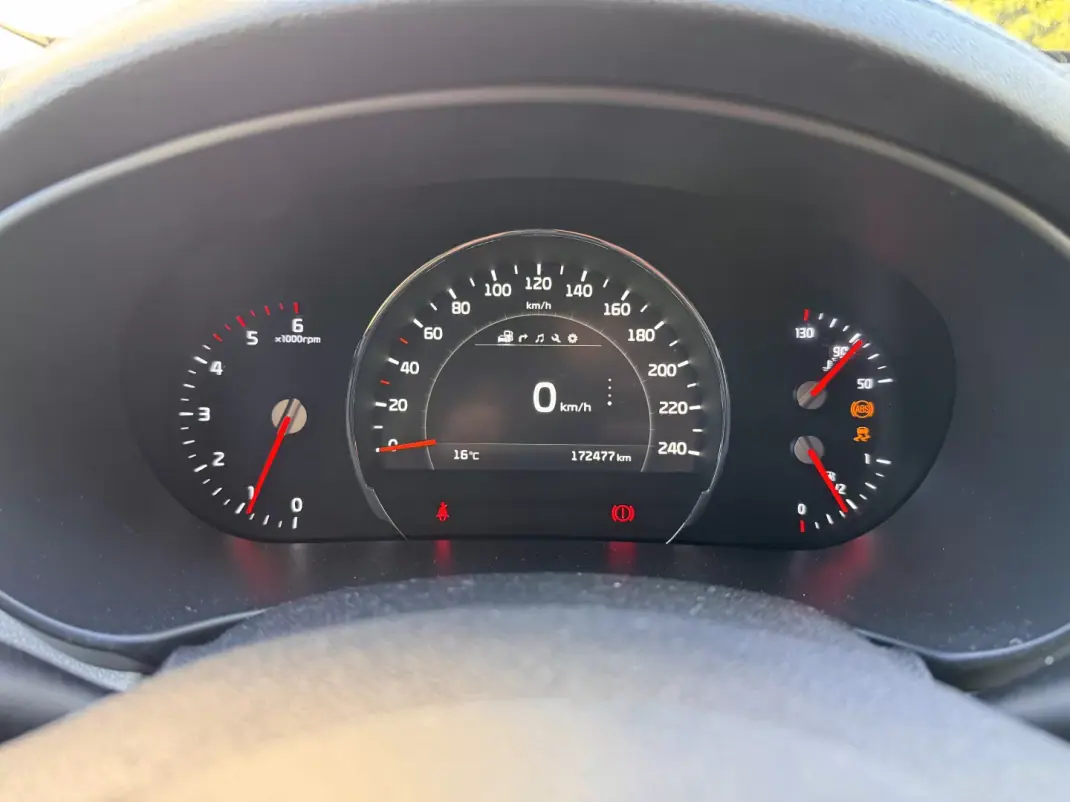 Kia Sorento 2015 - 16000 EUR, 175000 km - AUTO.MOTO.pt - 175000km - foto 10 de 22