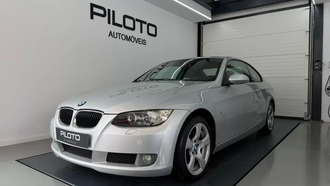 BMW 320 2007 - 13990 EUR, 175425 km - AUTO.MOTO.pt - 175425km - foto 1 de 24