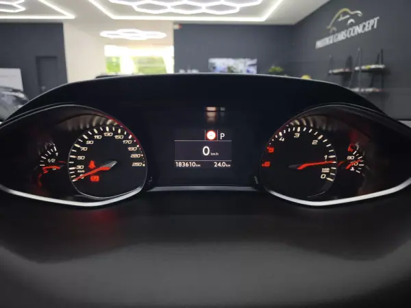 Peugeot 308 2017 - 13950 EUR, 183610 km - AUTO.MOTO.pt - 183610km - foto 28 de 45