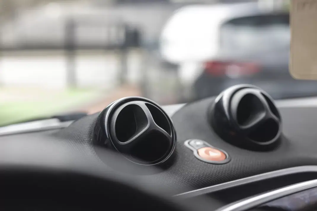 Smart Fortwo Cabrio 2015 - 11900 EUR, 179000 km - AUTO.MOTO.pt - 179000km - foto 17 de 20