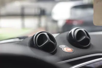 Smart Fortwo Cabrio 2015 - 11900 EUR, 179000 km - AUTO.MOTO.pt - 179000km - foto 17 de 20