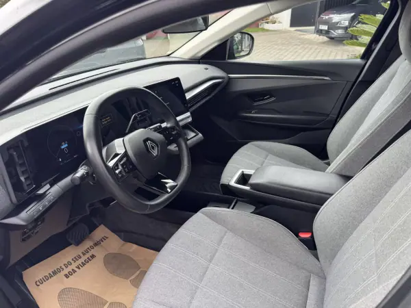 Renault Mégane E-Tech 2022 - 22500 EUR, 89000 km - AUTO.MOTO.pt - 89000km - foto 16 de 44