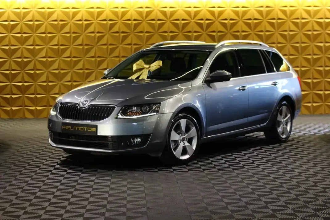 Skoda Octavia 2013 - 12740 EUR, 137350 km - AUTO.MOTO.pt - 137350km - foto 1 de 26