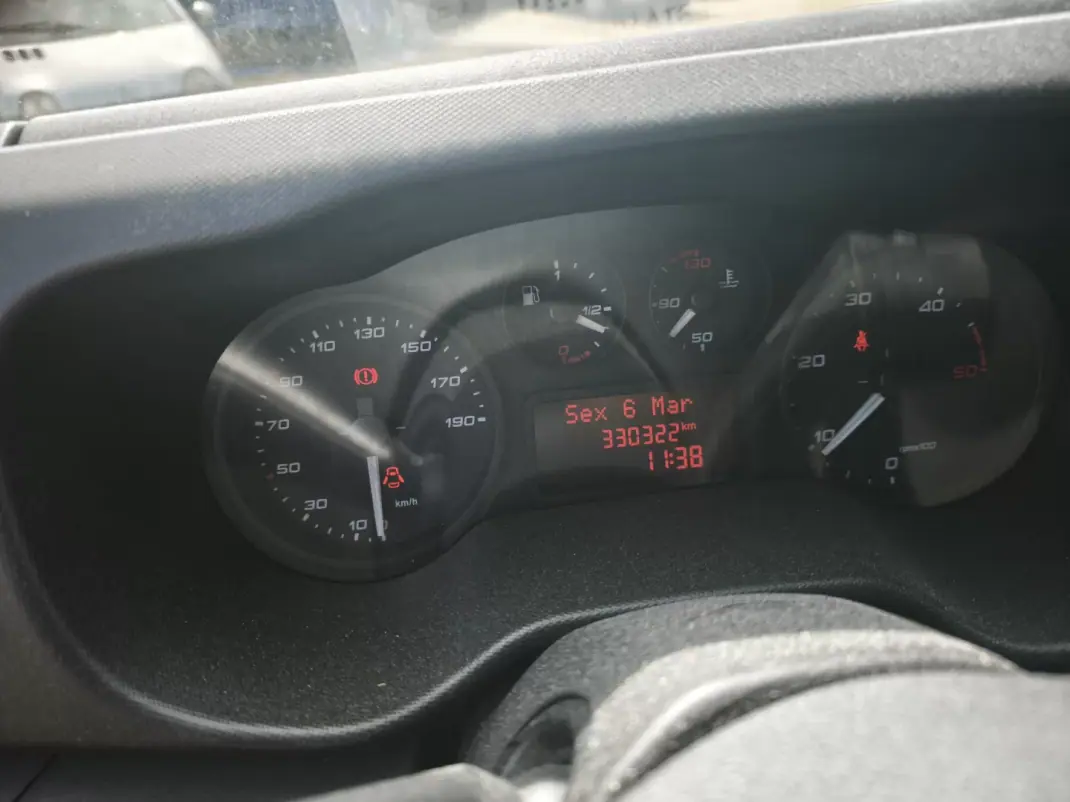 Iveco Daily 2.3 35 S 140 Isotérmica 2017 - 13813 EUR, 330322 km - AUTO.MOTO.pt - 330322km - foto 9 de 10