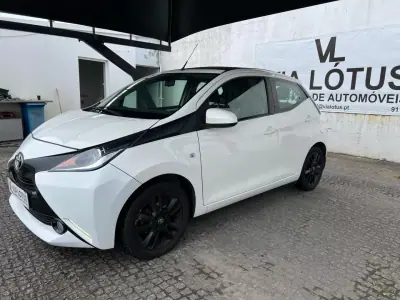 Toyota Aygo 2016 - 10900 EUR, 89310 km - AUTO.MOTO.pt - 89310km - foto 7 de 15