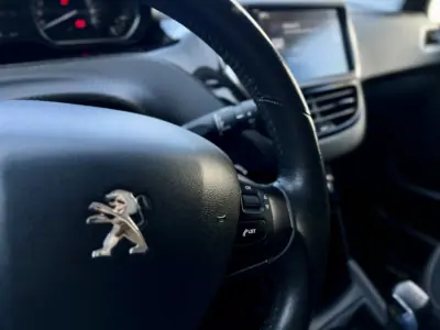 Peugeot 208 2017 - 9950 EUR, 147000 km - AUTO.MOTO.pt - 147000km - foto 20 de 24
