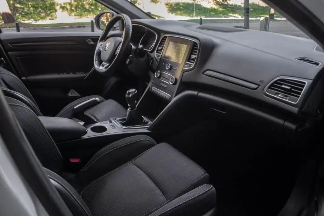 Renault Mégane 2019 - 9870 EUR, 301536 km - AUTO.MOTO.pt - 301536km - foto 24 de 38
