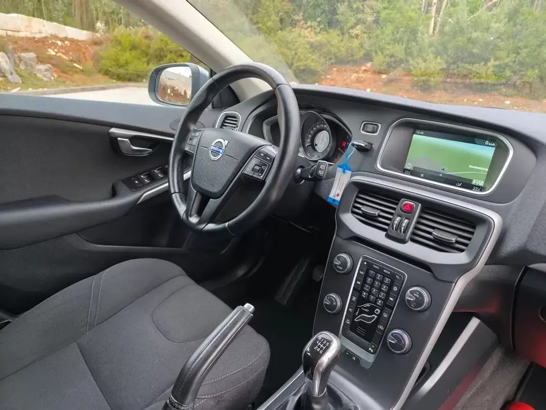 Volvo V40 2014 - 9900 EUR, 177500 km - AUTO.MOTO.pt - 177500km - foto 8 de 19
