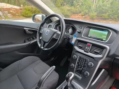 Volvo V40 2014 - 9900 EUR, 177500 km - AUTO.MOTO.pt - 177500km - foto 8 de 19