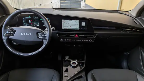 Kia Niro 2024 - 27590 EUR, 20000 km - AUTO.MOTO.pt - 20000km - foto 3 de 12
