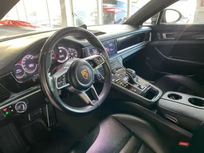 Porsche Panamera 2018 - 60500 EUR, 104962 km - AUTO.MOTO.pt - 104962km - foto 11 de 58