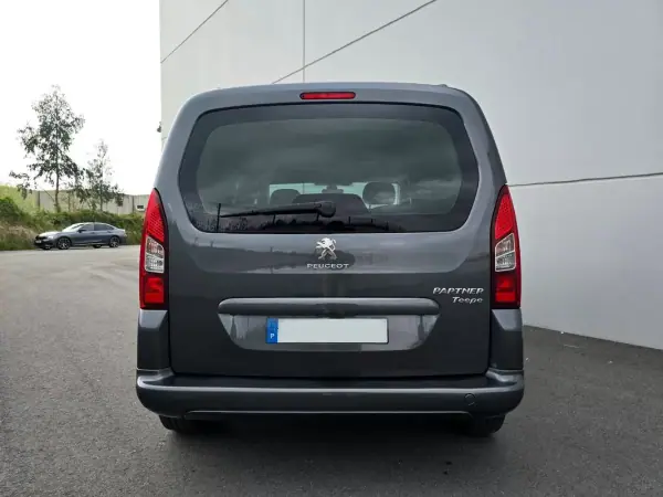 Peugeot Partner 2017 - 12490 EUR, 129000 km - AUTO.MOTO.pt - 129000km - foto 6 de 27