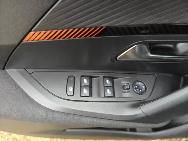 Peugeot 2008 2020 - 15990 EUR, 75500 km - AUTO.MOTO.pt - 75500km - foto 23 de 35