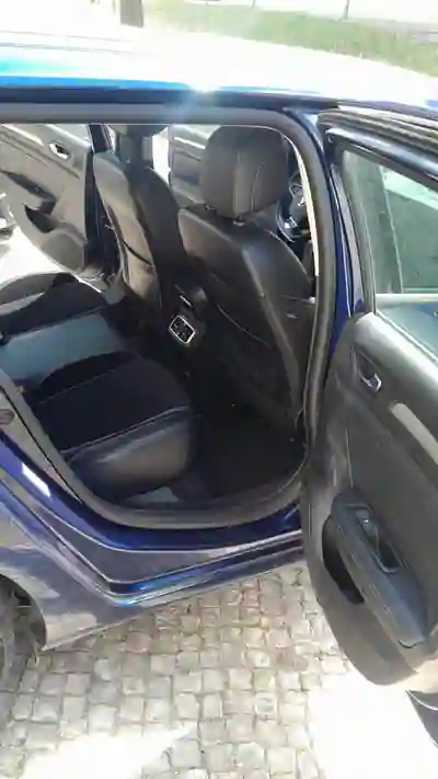Renault Mégane Sport Tourer 2018 - 13000 EUR, 157000 km - AUTO.MOTO.pt - 157000km - foto 2 de 5