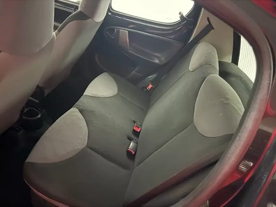 Peugeot 107 2013 - 6250 EUR, 116000 km - AUTO.MOTO.pt - 116000km - foto 16 de 26