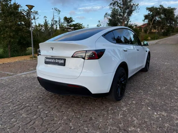 Tesla Model Y 2021 - 31500 EUR, 135000 km - AUTO.MOTO.pt - 135000km - foto 18 de 23