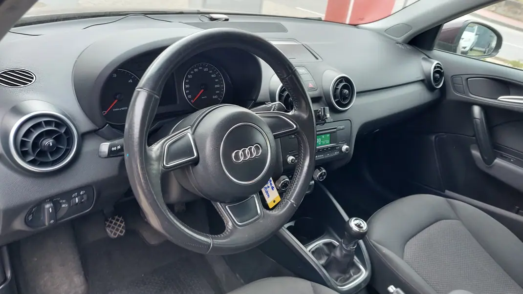 Audi A1 Sportback 2013 - 8500 EUR, 209000 km - AUTO.MOTO.pt - 209000km - foto 11 de 15