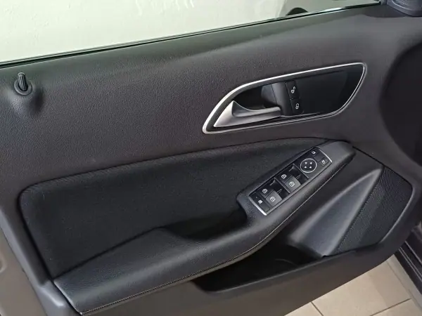 Mercedes-Benz A 180 2017 - 17490 EUR, 102325 km - AUTO.MOTO.pt - 102325km - foto 5 de 13
