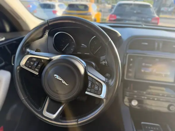 Jaguar F-Pace 2017 - 24900 EUR, 184000 km - AUTO.MOTO.pt - 184000km - foto 12 de 19