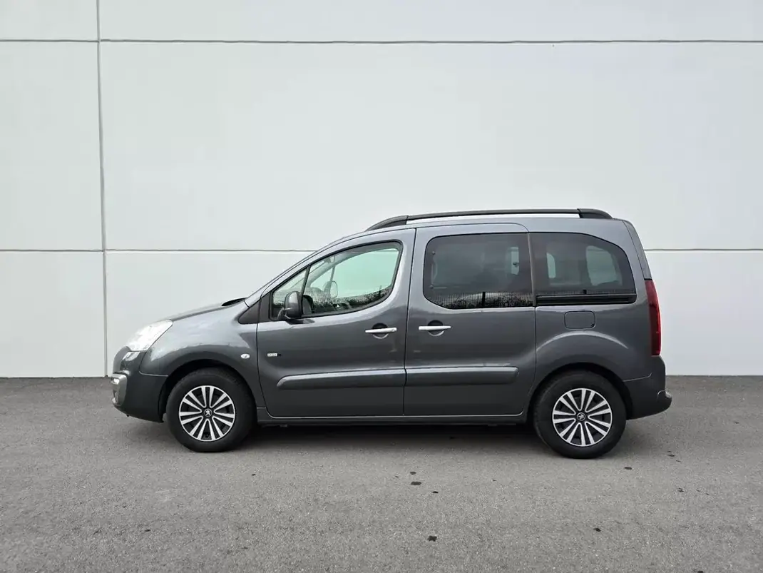 Peugeot Partner 2017 - 12490 EUR, 129000 km - AUTO.MOTO.pt - 129000km - foto 9 de 27