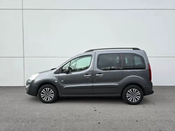 Peugeot Partner 2017 - 12490 EUR, 129000 km - AUTO.MOTO.pt - 129000km - foto 9 de 27