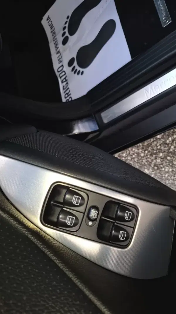 Mercedes-Benz C 220 2006 - 10950 EUR, 288000 km - AUTO.MOTO.pt - 288000km - foto 8 de 15