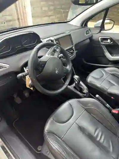 Peugeot 208 2012 - 8000 EUR, 170000 km - AUTO.MOTO.pt - 170000km - foto 4 de 8