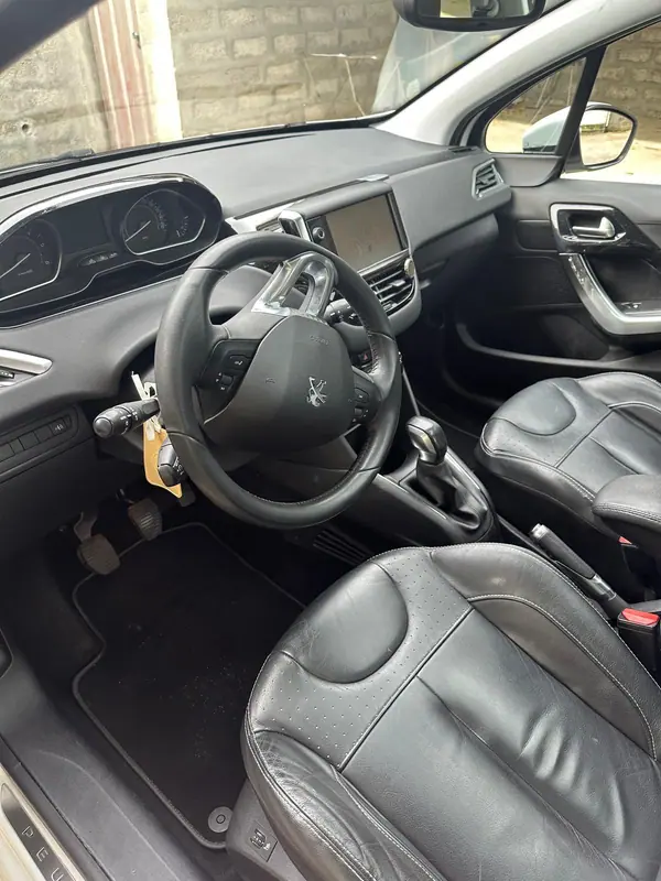 Peugeot 208 2012 - 8000 EUR, 170000 km - AUTO.MOTO.pt - 170000km - foto 4 de 8
