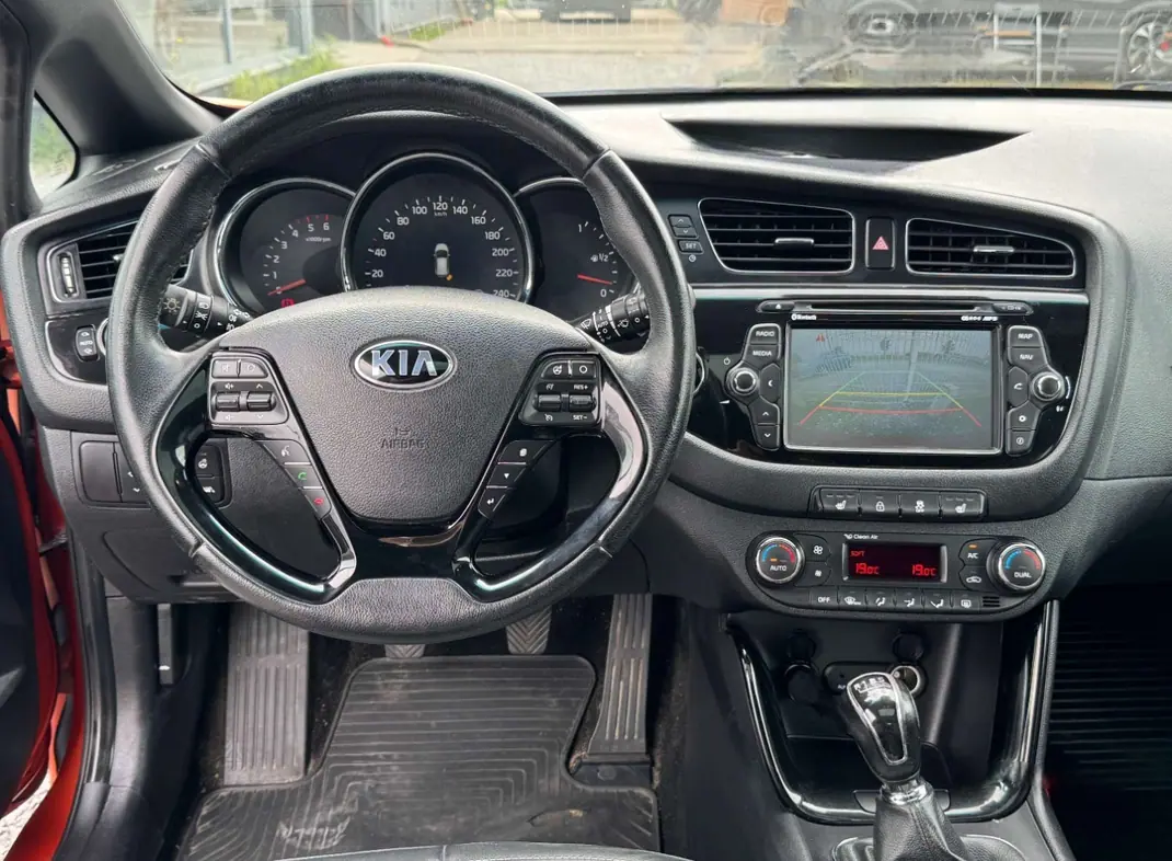 Kia Ceed 2014 - 9750 EUR, 189000 km - AUTO.MOTO.pt - 189000km - foto 3 de 4