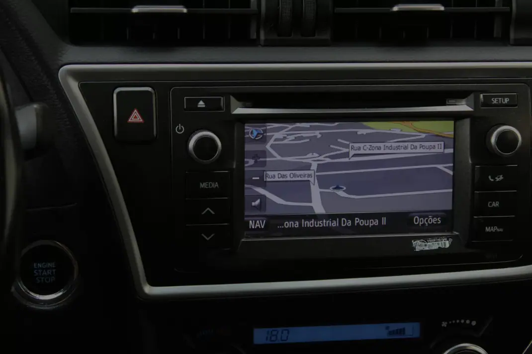 Toyota Auris 2012 - 11500 EUR, 179433 km - AUTO.MOTO.pt - 179433km - foto 26 de 34