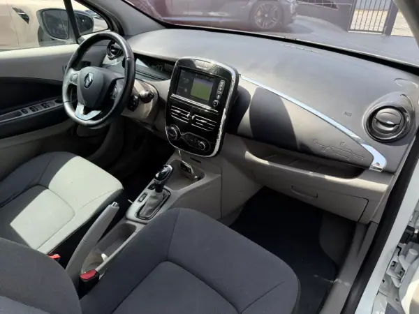 Renault Zoe 2015 - 8900 EUR, 112000 km - AUTO.MOTO.pt - 112000km - foto 9 de 9