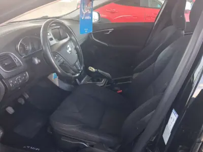 Volvo V40 2012 - 6900 EUR, 250000 km - AUTO.MOTO.pt - 250000km - foto 9 de 13