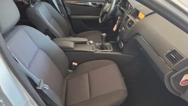 Mercedes-Benz C 220 2010 - 9900 EUR, 291040 km - AUTO.MOTO.pt - 291040km - foto 47 de 61
