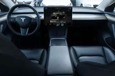 Tesla Model 3 2023 - 32900 EUR, 77000 km - AUTO.MOTO.pt - 77000km - foto 13 de 26