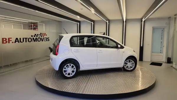 Volkswagen Cross Up! 2013 - 7750 EUR, 154338 km - AUTO.MOTO.pt - 154338km - foto 7 de 47