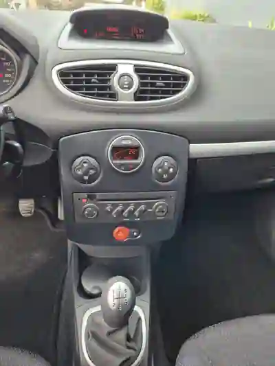 Renault Clio 2006 - 3900 EUR, 233869 km - 233869km - foto 11 de 15